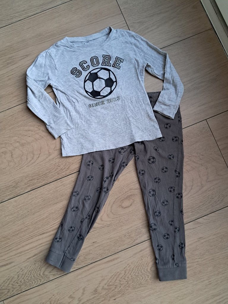 K314 Grijze pyjama voetbal maat 110/116, Kinderen en Baby's, Kinderkleding | Maat 110, Gebruikt, Ophalen of Verzenden, Jongen