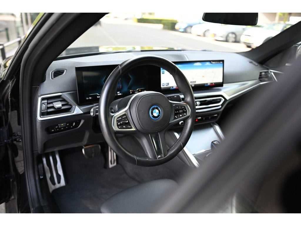 BMW i4 eDrive40 M Sport / Live Cockpit Plus / Parking Assist, Dealer onderhouden, Achterwielaandrijving, Zwart, Met garantie (alle)
