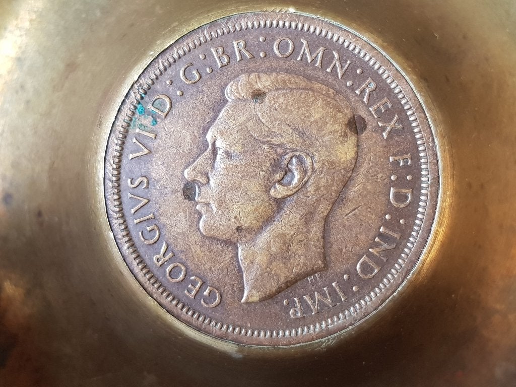 Mooie oude koperen huls met een munt uit Engeland 11,5 cm., Ophalen of Verzenden, Koper