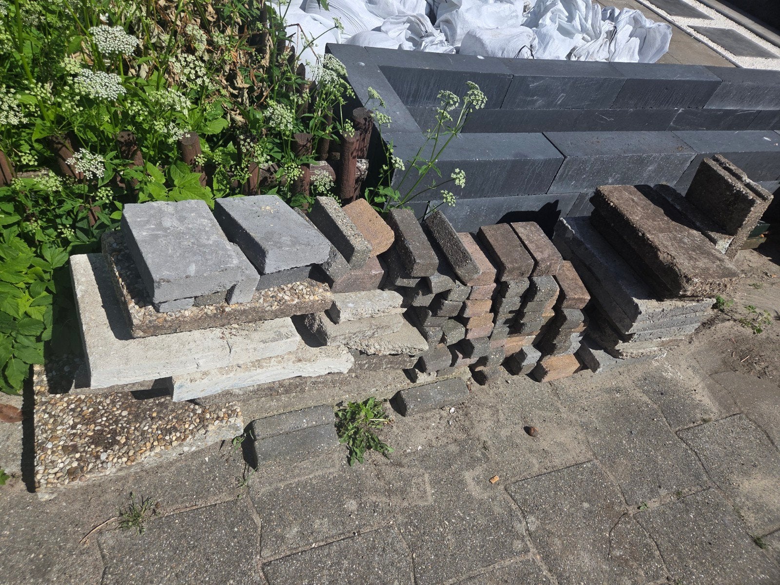 Gratis af te halen: Klinkers, kleine stenen en tegels, Tuin en Terras, Gebruikt, Klinkers, Ophalen of Verzenden, Minder dan 5 m²