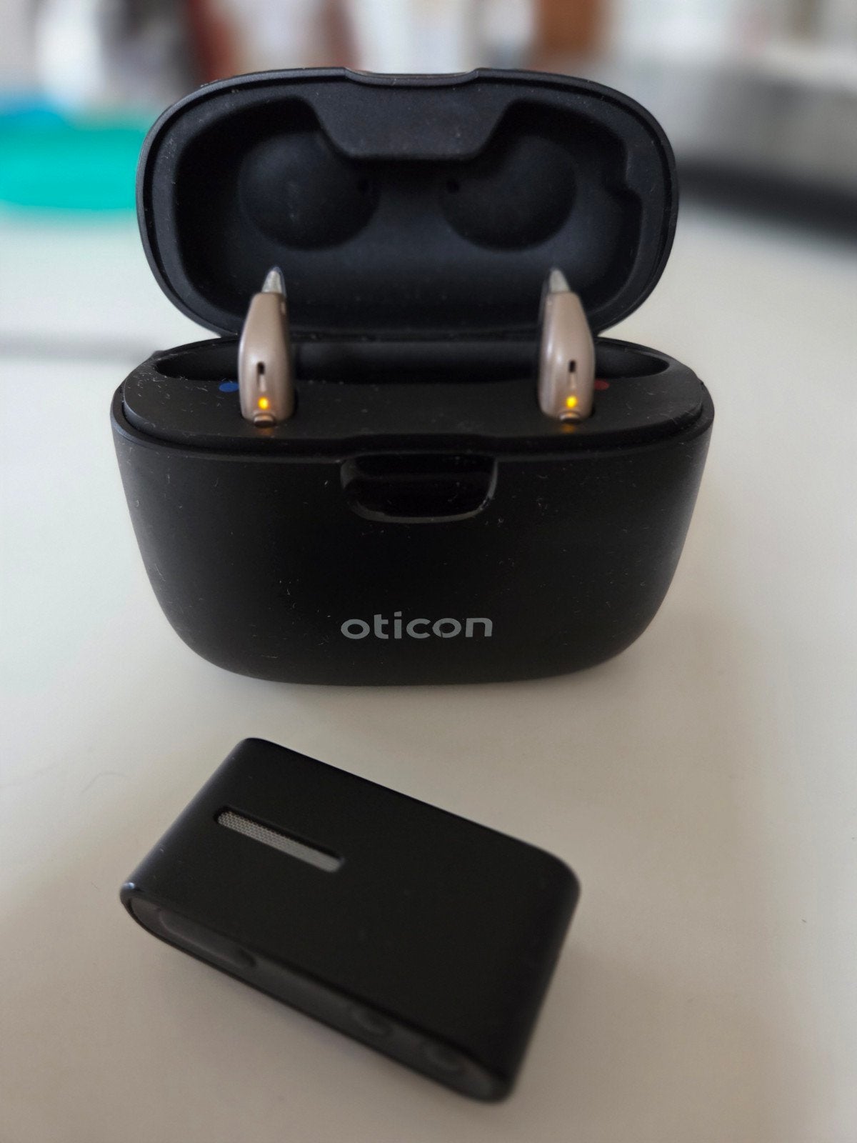 Oticon More 1 hoortoestellen met oplaadcase en connectclip, Ophalen of Verzenden, Gebruikt