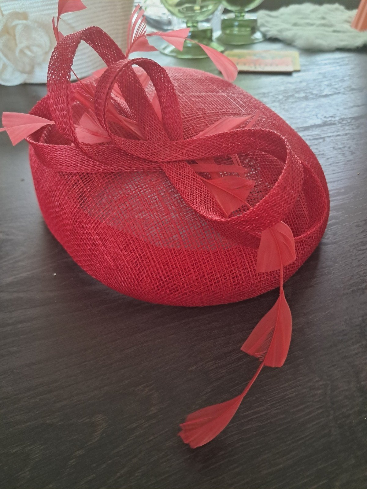 Sjieke rode dames deksel / fascinator met veren, Kleding | Dames, Hoeden en Petten, Hoed, One size fits all, Ophalen of Verzenden