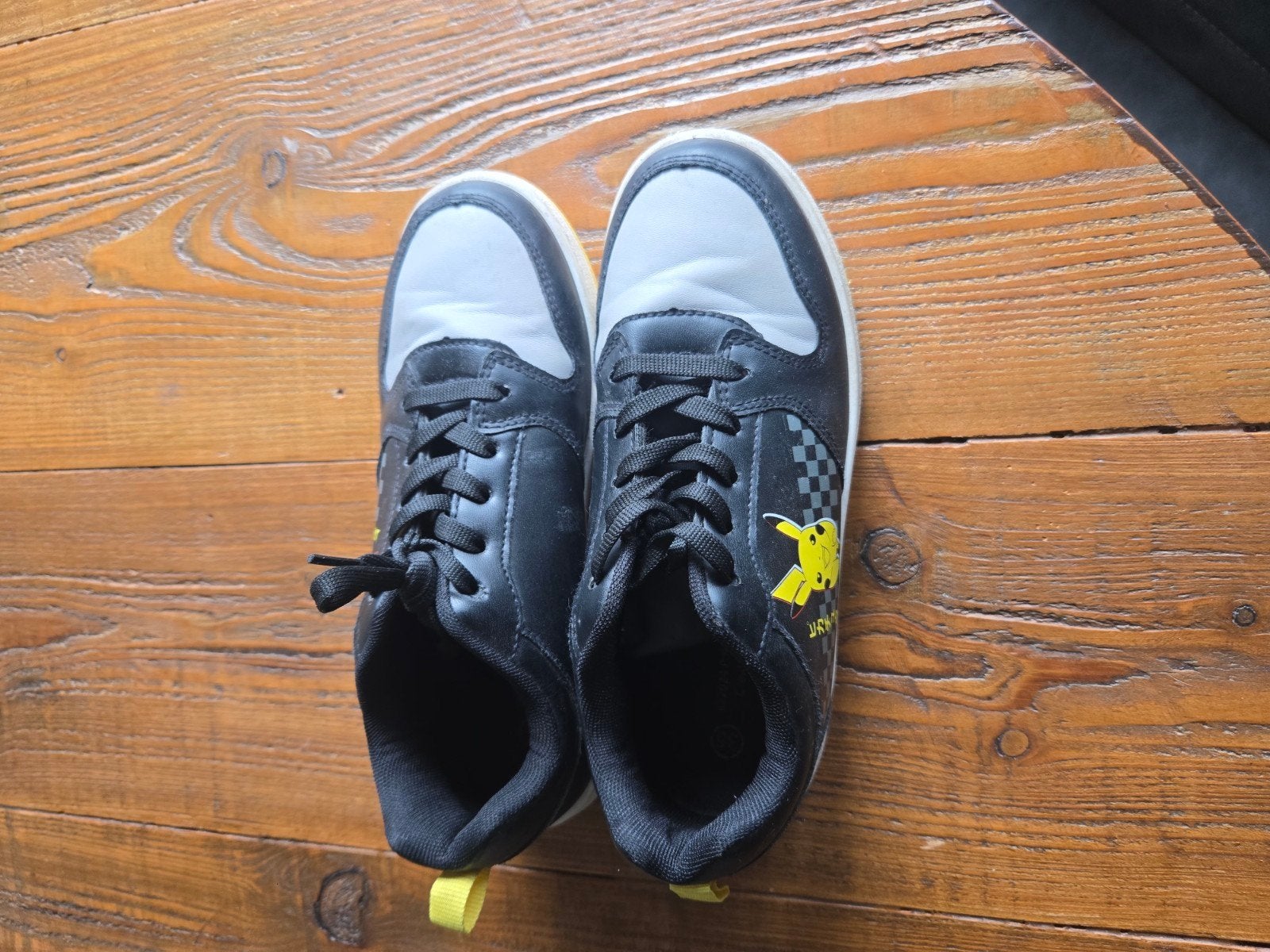 Pokemon schoenen maat 35 - Zwart met Pikachu, Gebruikt, Pokemon, Jongen of Meisje, Schoenen
