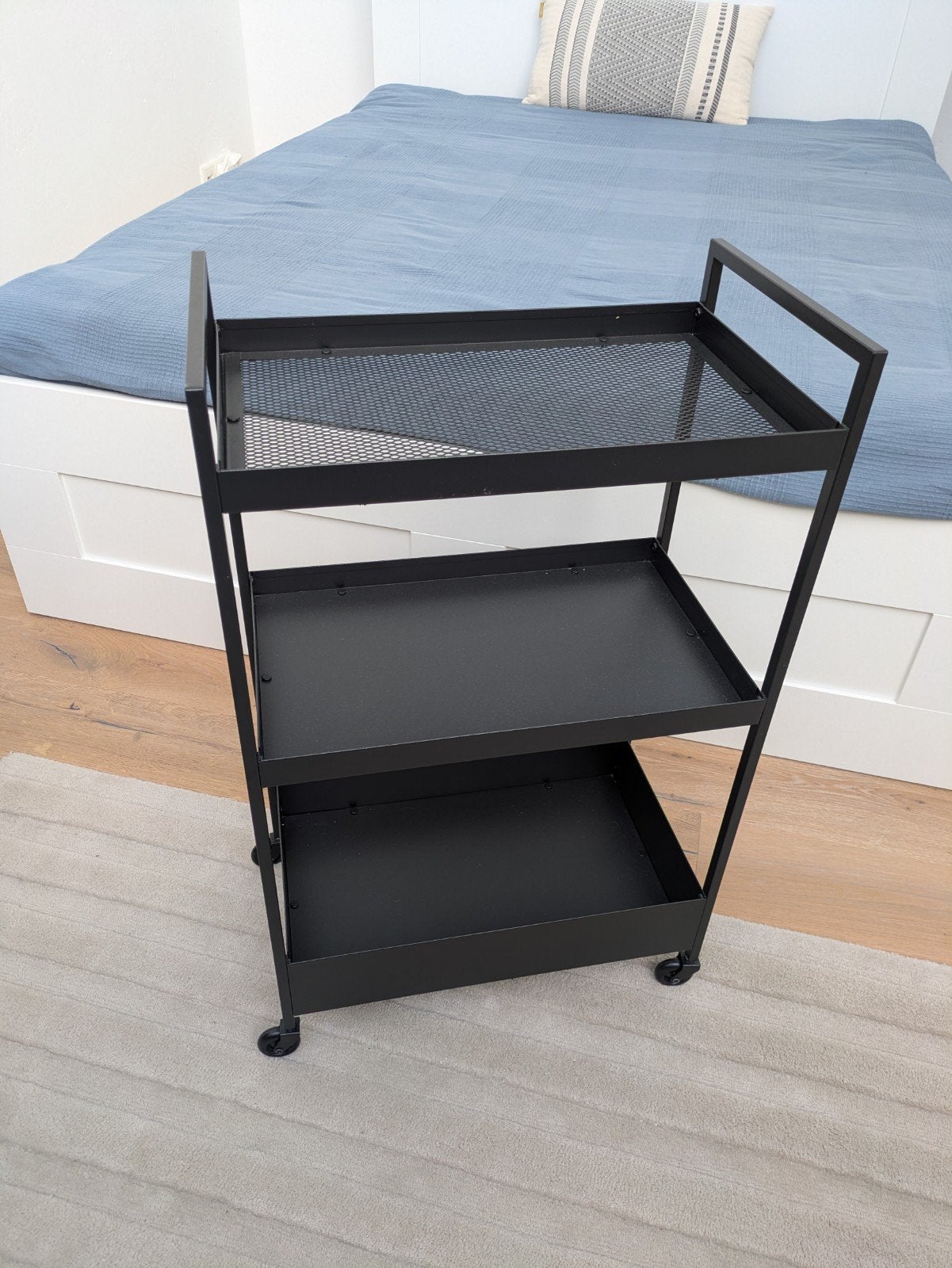 Zwart metalen roltafel met 3 planken IKEA Nissafors, Ophalen, Zo goed als nieuw