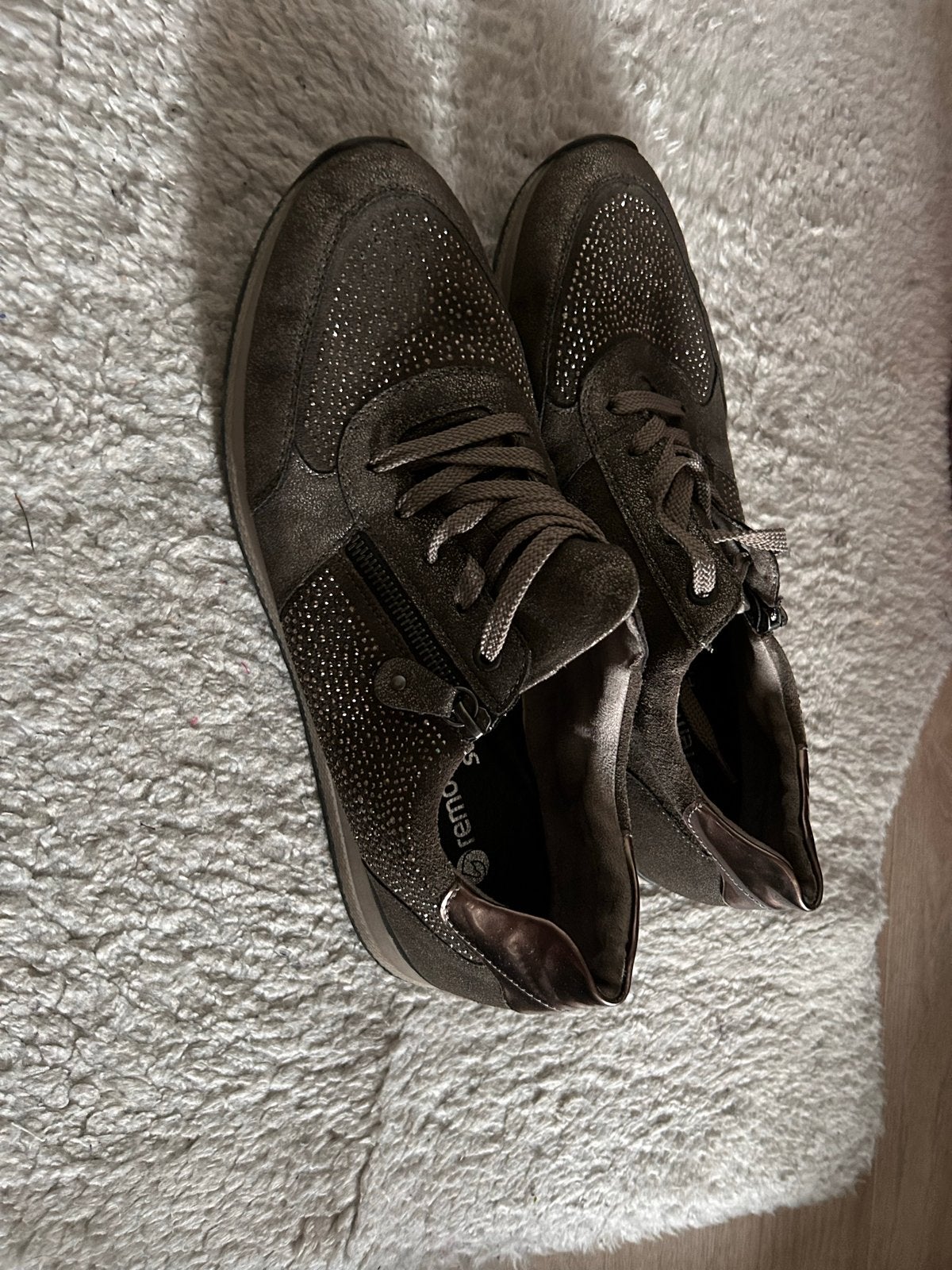 Remonte sneakers met studs - Zo goed als nieuw maat 44, Ophalen of Verzenden, Zo goed als nieuw, Bruin, Sneakers of Gympen