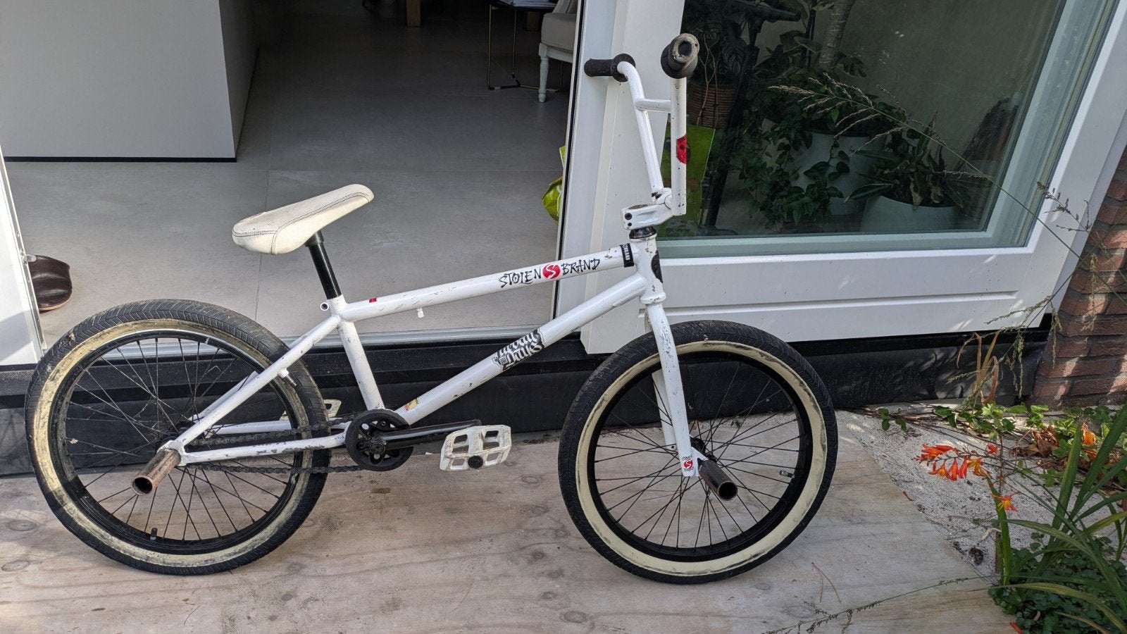 Witte BMX fiets met lekke band, Gebruikt, Staal, 20 tot 24 inch, Stolen Brand