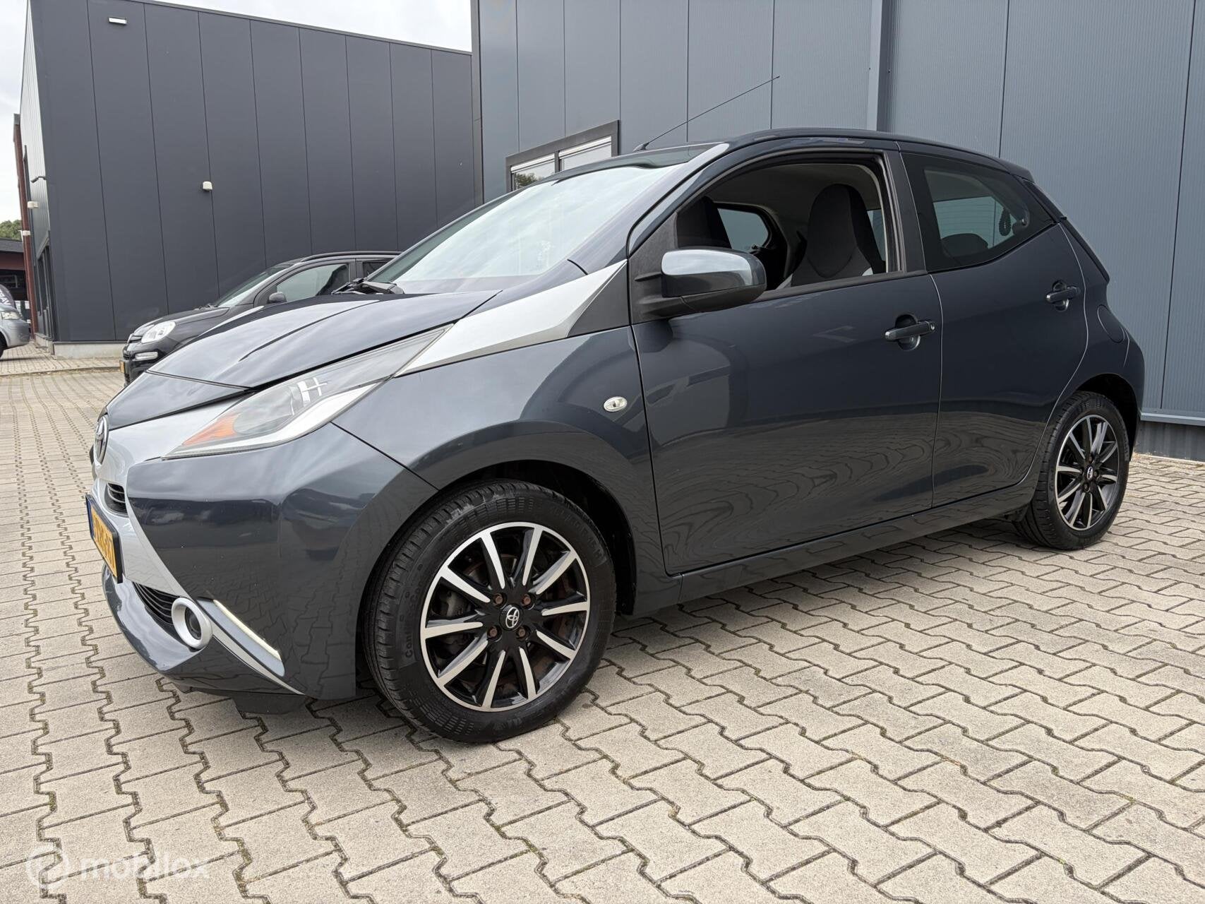Toyota Aygo 1.0VVT-i x-play Camera Airco Navi 1ste Eigenaar, Auto's, Voorwielaandrijving, Euro 5, Stof, Gebruikt