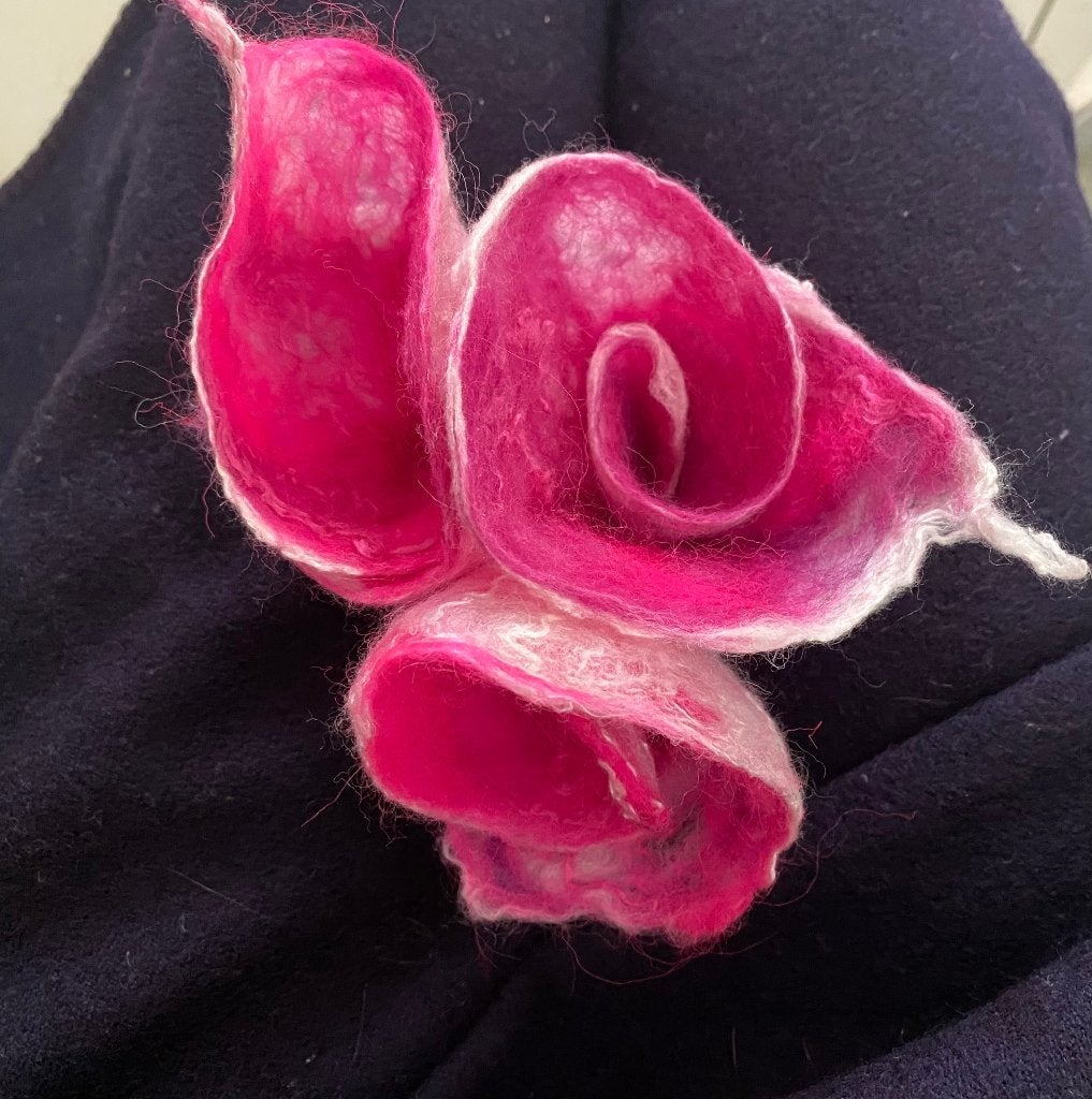 Vilten bloem - fuchsia, Hobby en Vrije tijd, Ophalen of Verzenden, Zo goed als nieuw, Overige typen, Wolvilt