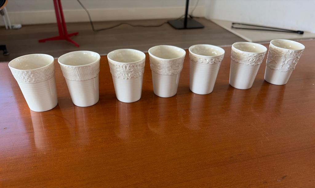 7 espresso kopjes met reliëf van Fenna Oosterhoff, Verzamelen, Ophalen of Verzenden, Zo goed als nieuw, Porselein, Kop en/of schotel