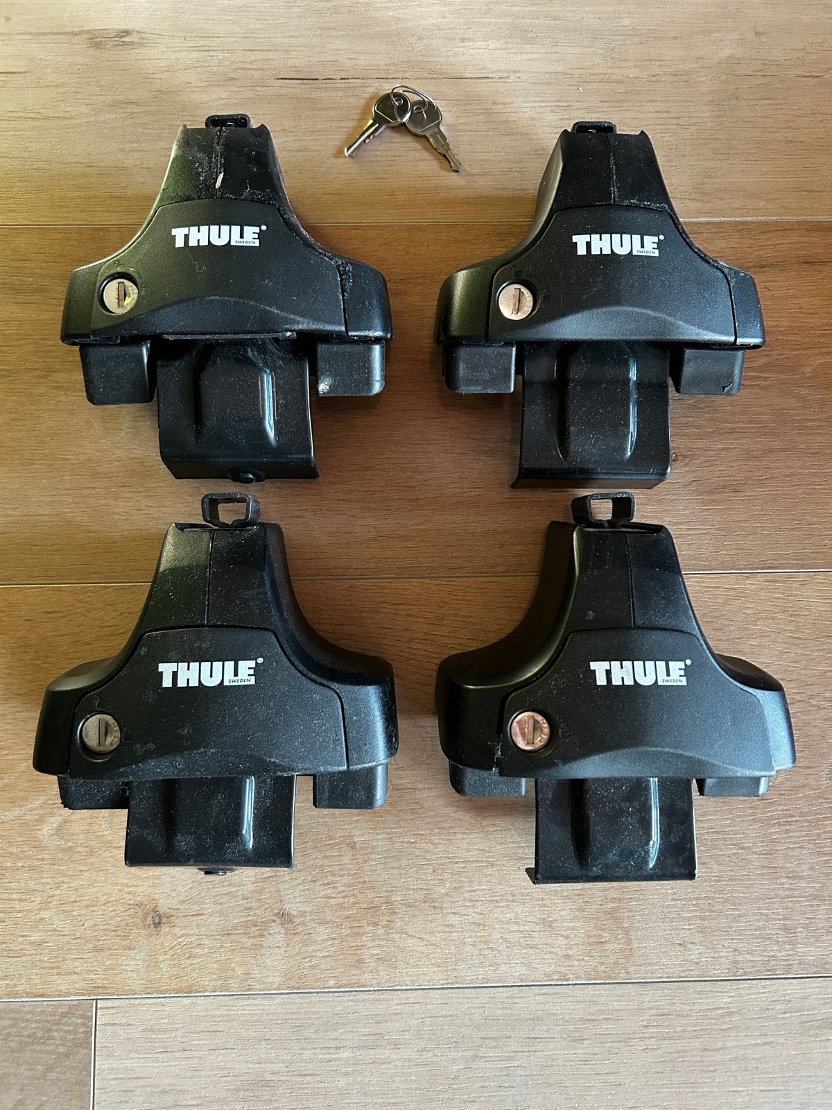 Thule voetenset 754 + kitset 1323 voor dakdragers, Auto diversen, Ophalen of Verzenden, Gebruikt