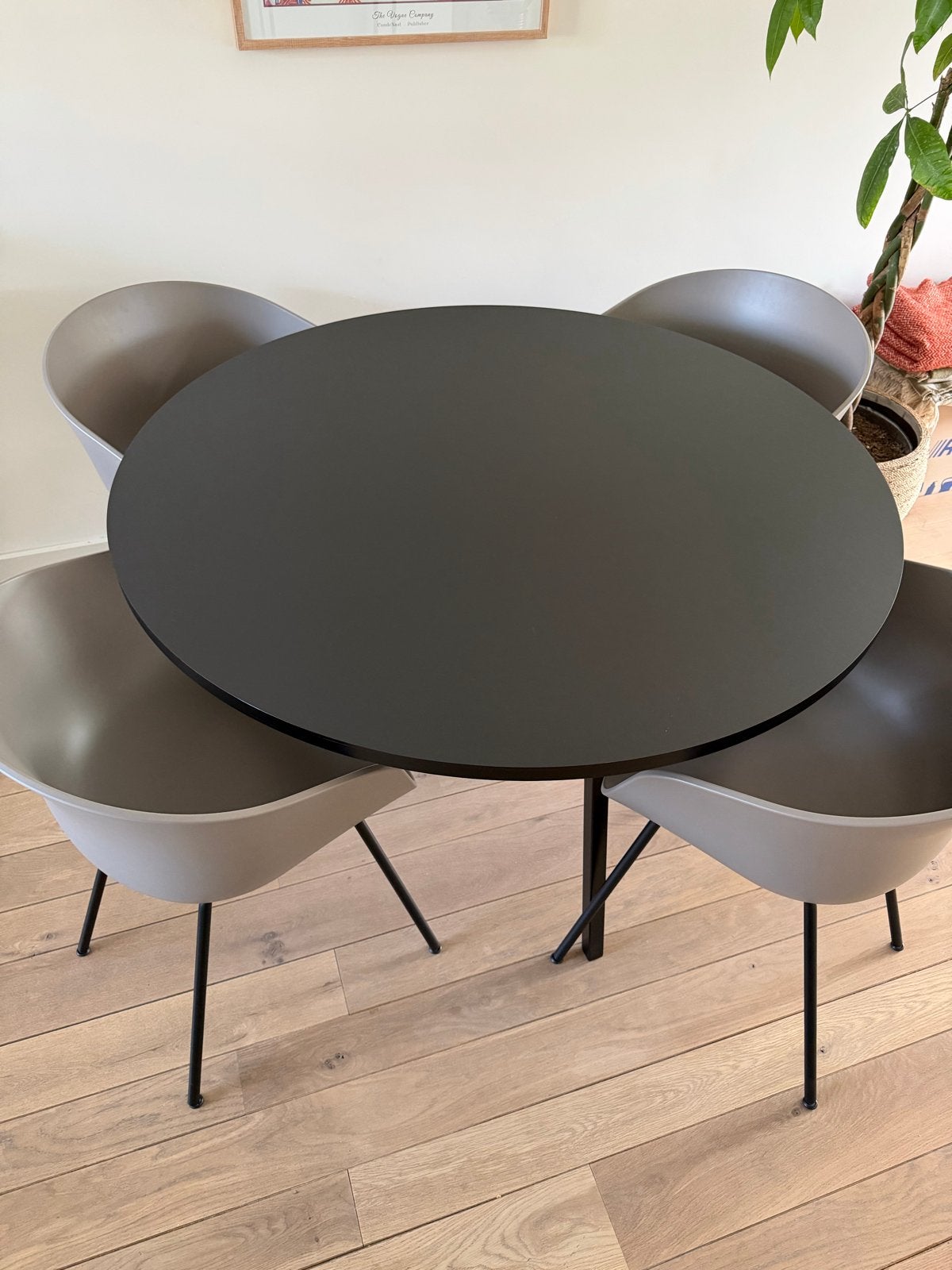 Hay ronde eettafel 120 cm zwart met bijbehorende stoelen, Huis en Inrichting, Tafels | Eettafels, Ophalen, Kunststof, 100 tot 150 cm