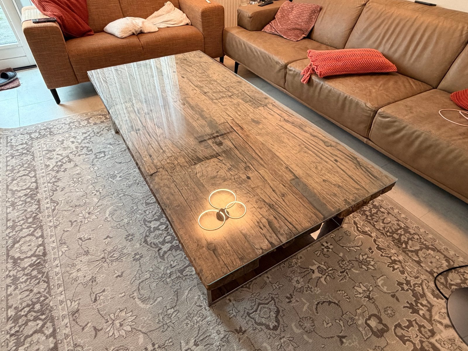 Salontafel van massief hout en hardglas, Ophalen, 50 tot 100 cm, Zo goed als nieuw, 150 tot 200 cm