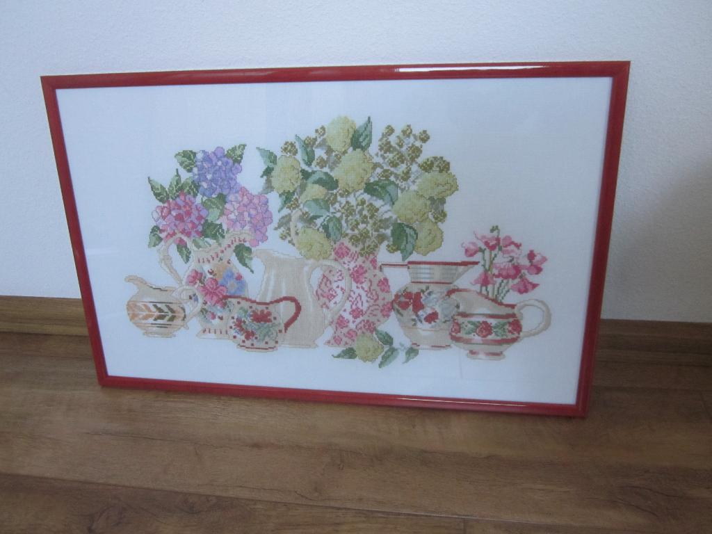 Geborduurd schilderij met bloemen en antiek servies, Hobby en Vrije tijd, Borduren en Borduurmachines, Ophalen of Verzenden, Zo goed als nieuw