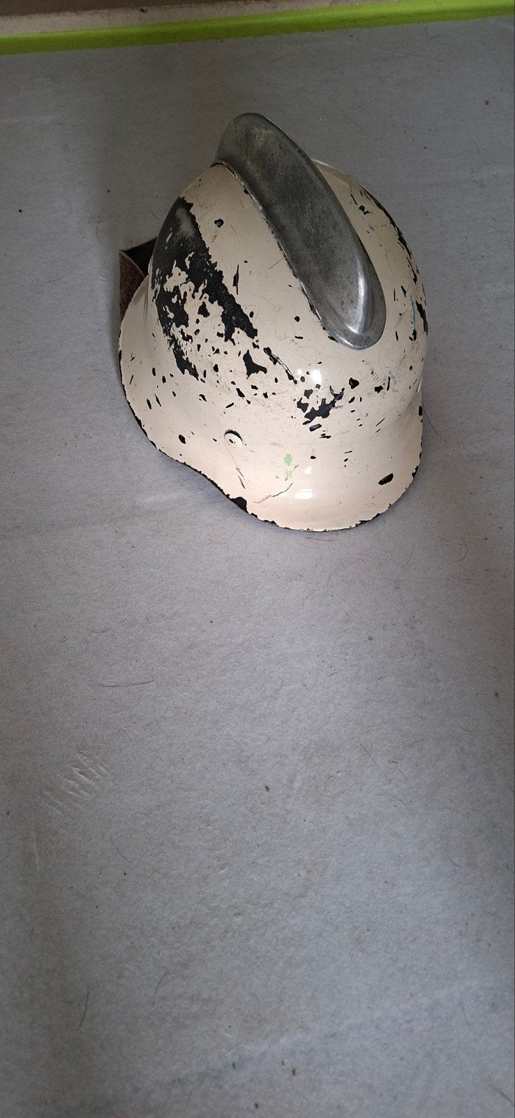 oude brandweer helm met leren nekflap, Ophalen of Verzenden, Landmacht, Nederland, Helm of Baret