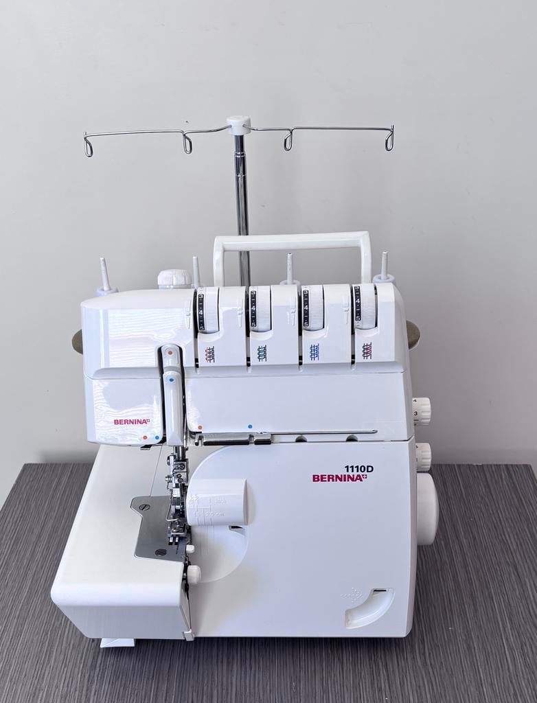 Bernina 1100 D met groot onderhoud, Hobby en Vrije tijd, Naaimachines en Toebehoren, Ophalen, Zo goed als nieuw, Lockmachine, Bernina