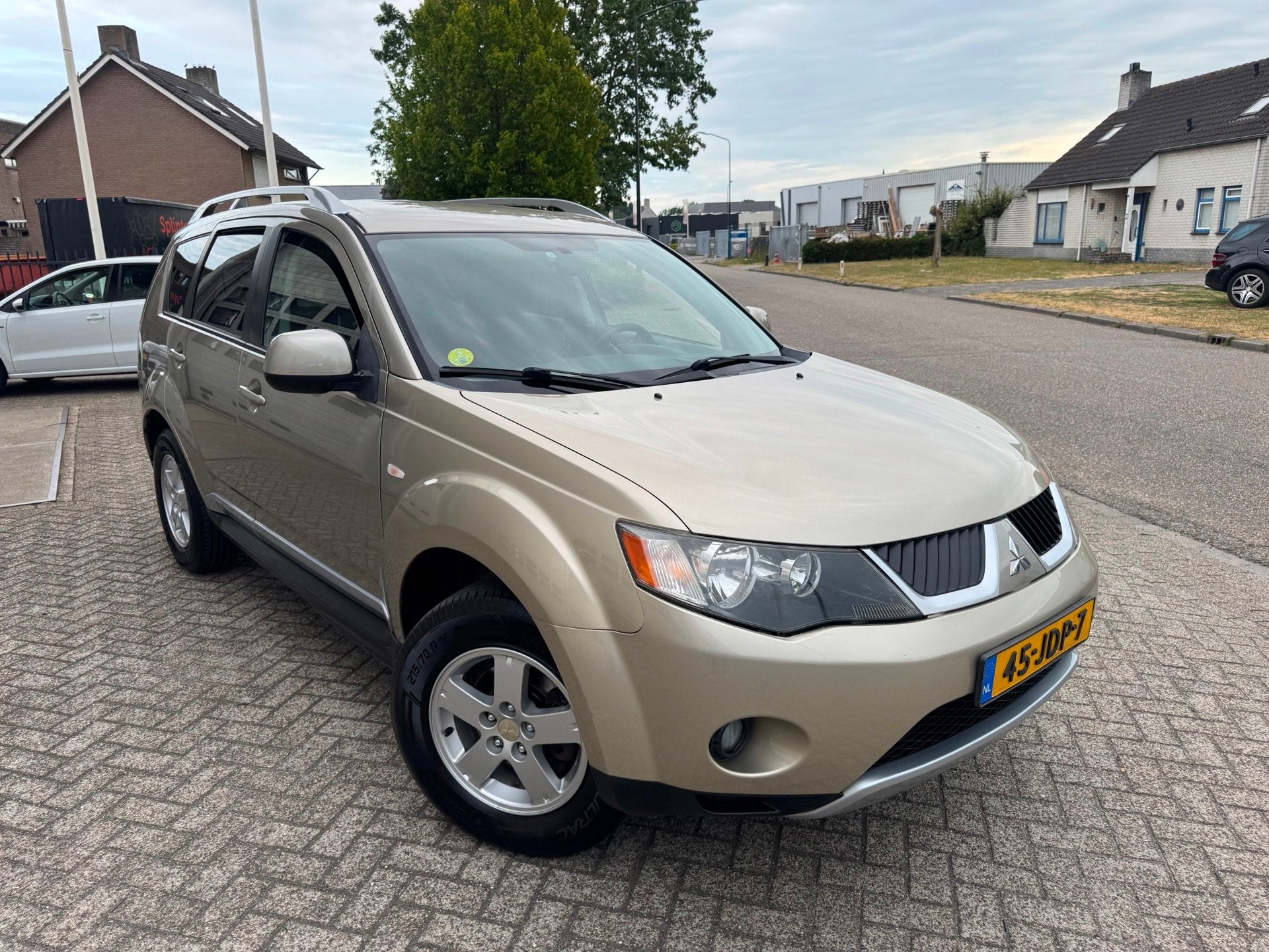 Mitsubishi Outlander 2.4 Inspire 2WD Airco,Trekhaak, PDC, Voorwielaandrijving, 4 cilinders, 1465 kg, Beige