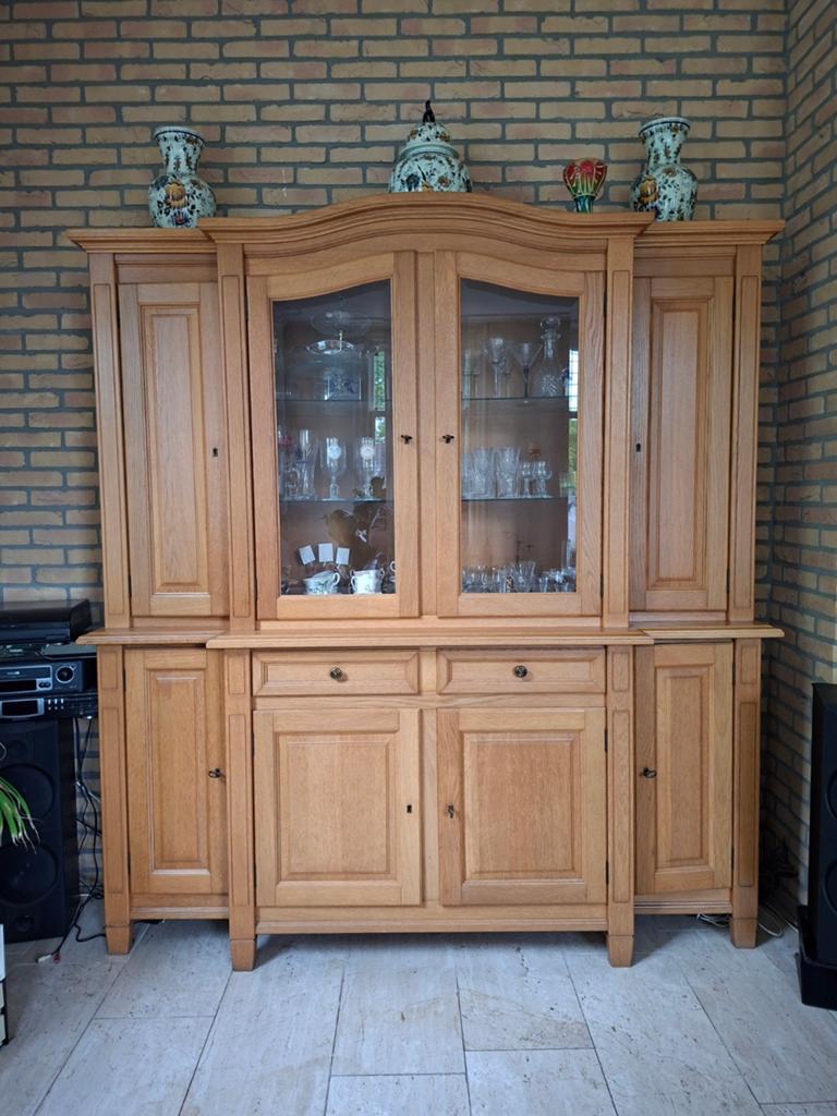 Eikenhouten buffetkast met vitrine en opbergruimte, Ophalen