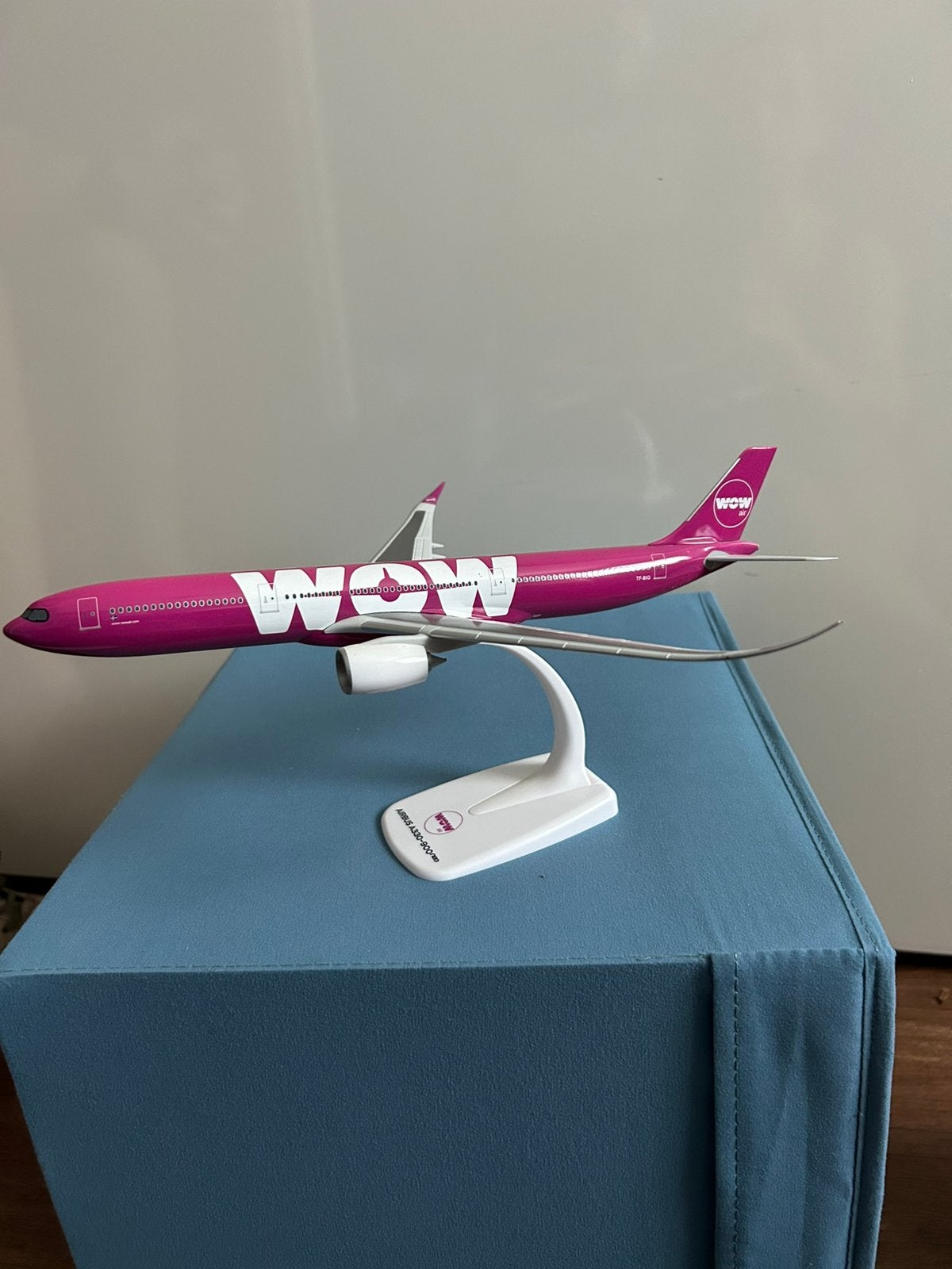 Modelvliegtuig Wow Air, Airbus A330-900neo, Ophalen of Verzenden, Zo goed als nieuw, Schaalmodel