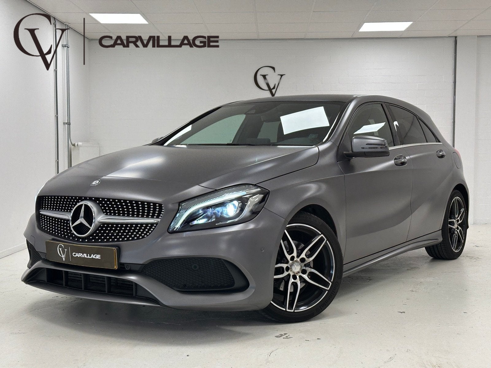Mercedes-Benz A-Klasse 180 AMG Line | Magno Grey | Keyless G, Auto's, Voorwielaandrijving, Gebruikt, 4 cilinders, 122 pk