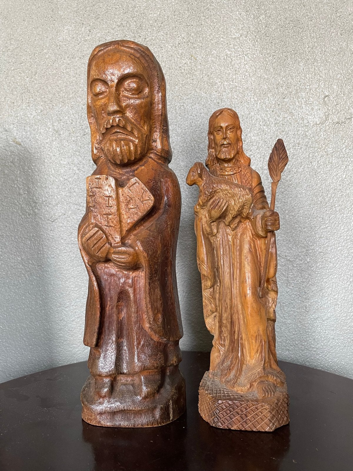 Set van 2 handgesneden houten religieuze beelden, Ophalen of Verzenden, Handgemaakt, 20 - 50 cm, Beeld