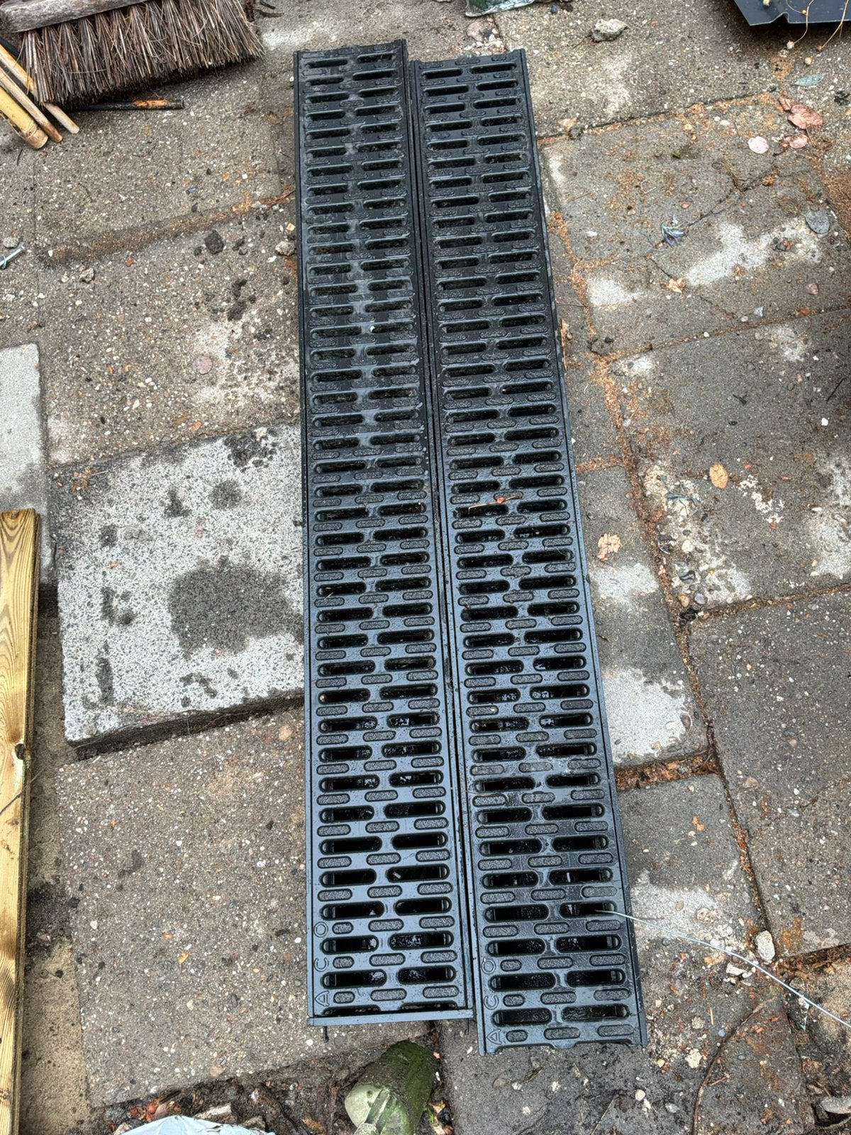 Lijngoot afvoer tuin zwart kunststof 2m +2 afdekkap +rooster, Ophalen, Gebruikt, Minder dan 20 mm, 2 tot 4 meter