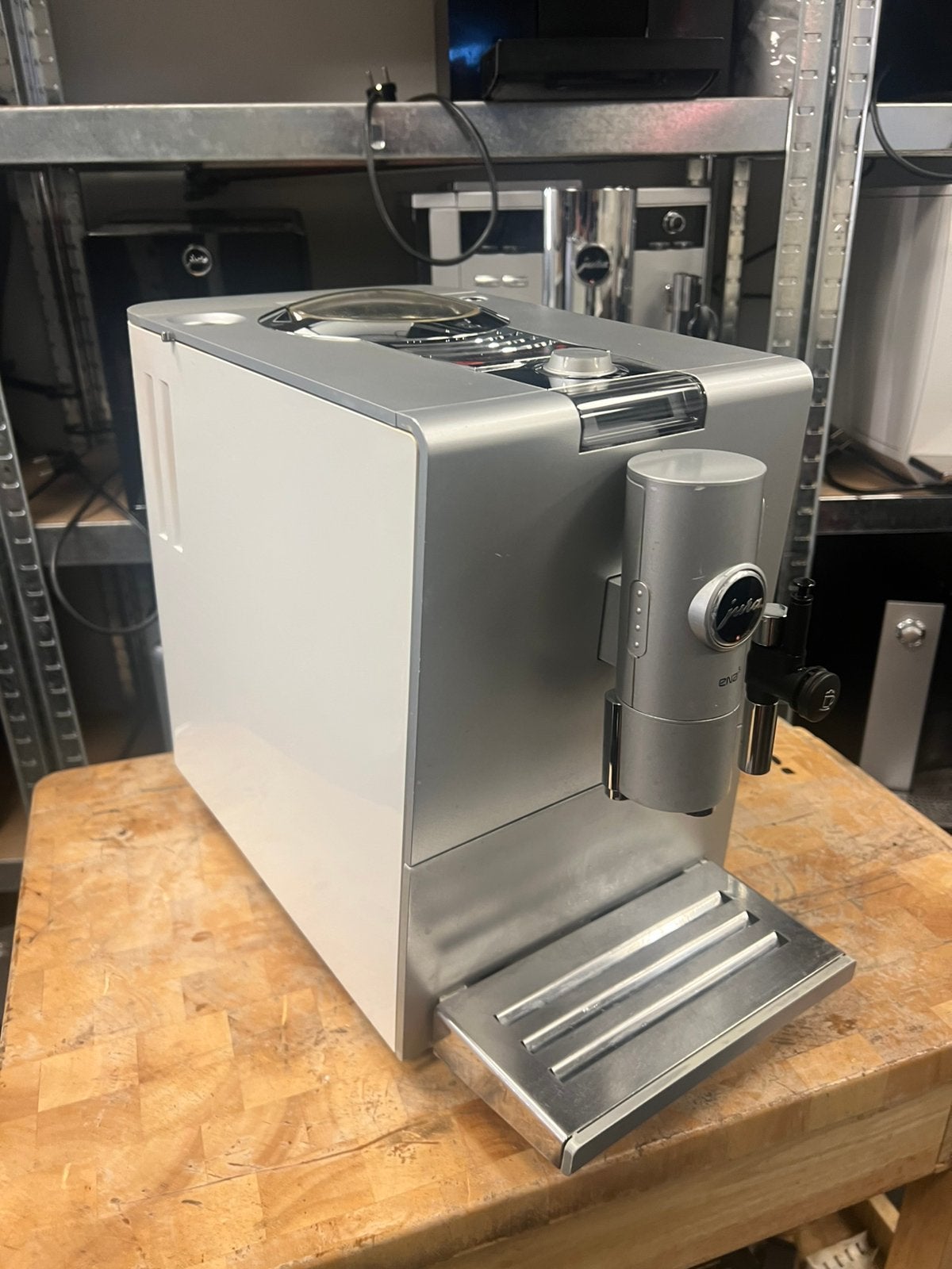 Jura ena 5, Info@jura.com, Kaffeeweltstrasse 10 	•	Postcode: 4626 Niederbuchsiten, 10 kopjes of meer, Koffiemachine