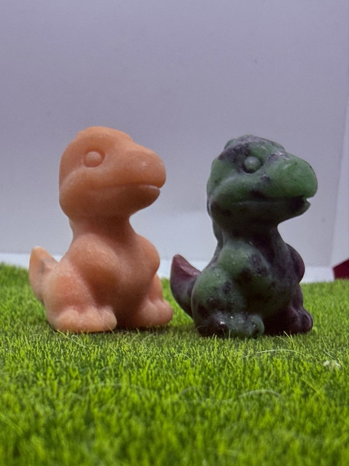 Uniek paar T. rex-sculpturen van robijnzoïsiet en calciet, Verzamelen, Ophalen of Verzenden, Nieuw, Dier