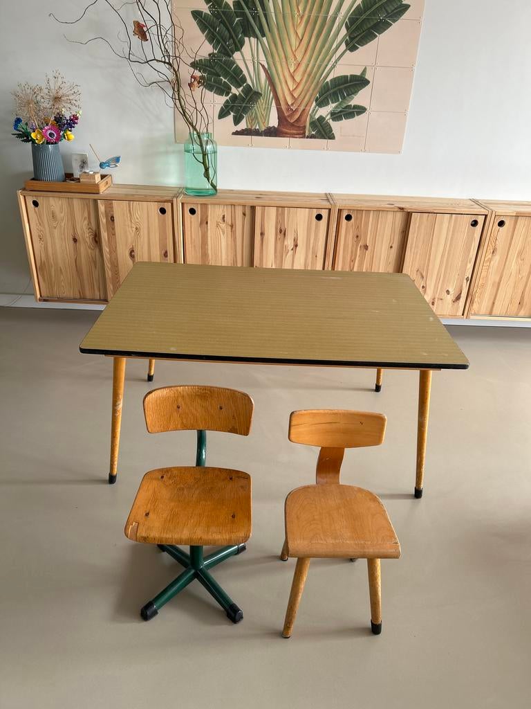 Vintage retro schooltafel met twee schoolstoelen, Ophalen, Gebruikt, 100 tot 150 cm, Tot twee personen