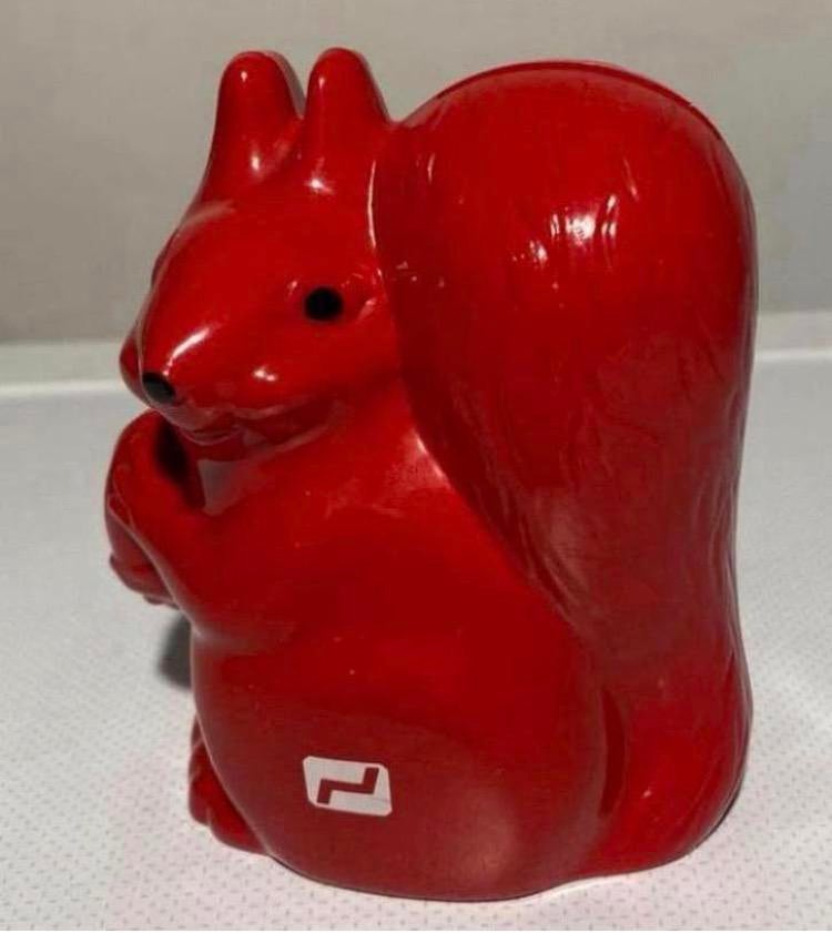 Rode eekhoorn van Rabobank als spaarpot. Hoogte 10,5 cm., Verzamelen, Spaarpotten, Ophalen of Verzenden, Zo goed als nieuw, Kunststof