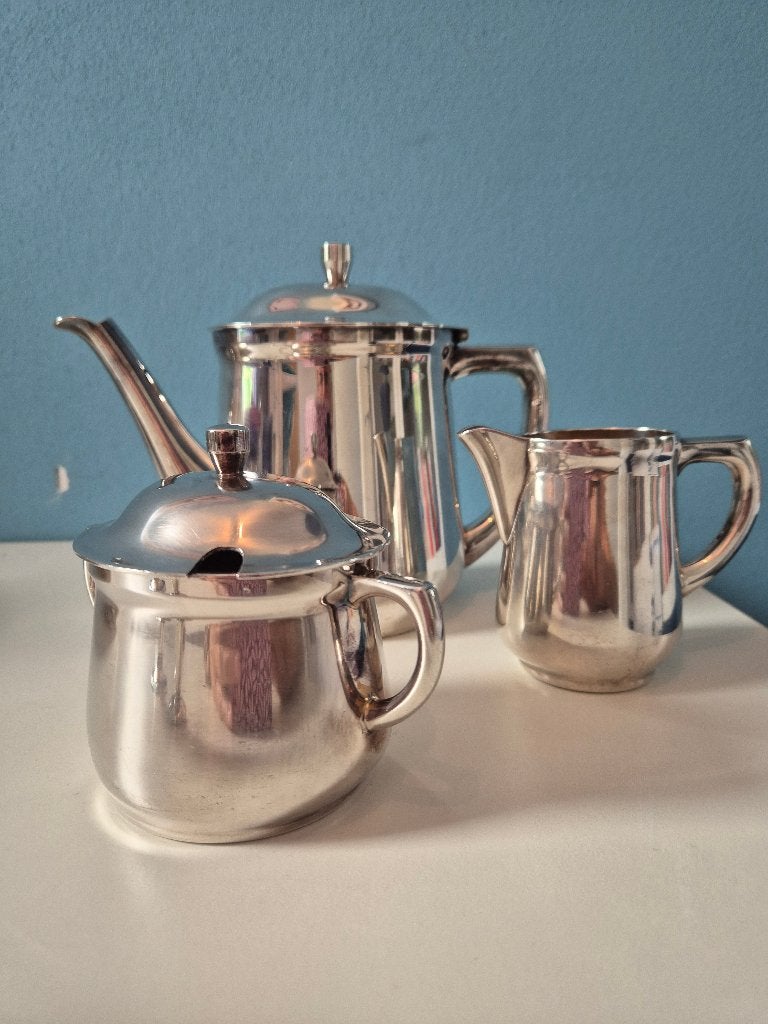 Verzilverde koffiekan met melkkannetje en suikerpot, Ophalen