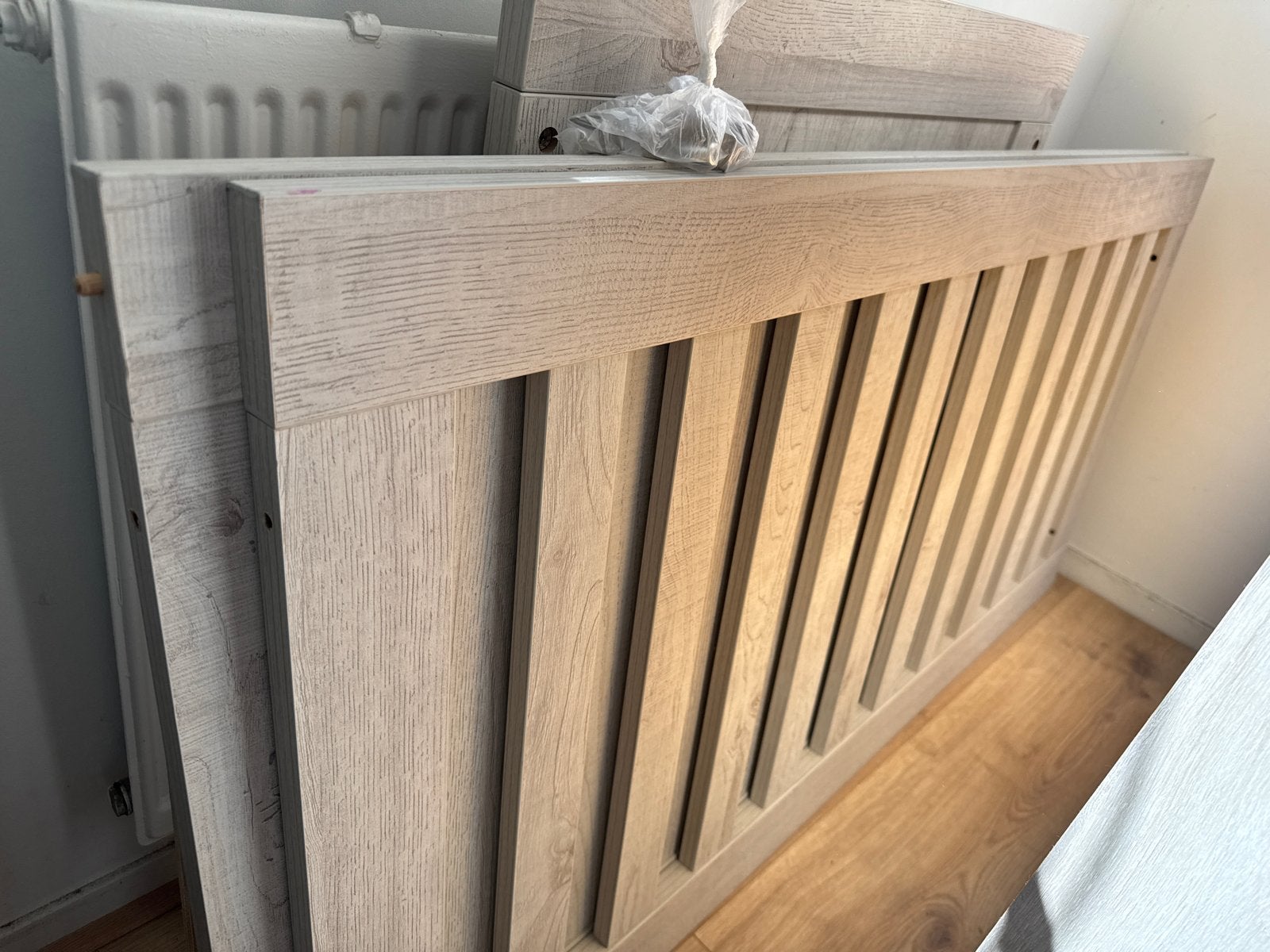 Grijs bed met matras - zsm weg!, Huis en Inrichting, Slaapkamer | Bedden, Ophalen, Overige materialen, Gebruikt, Eenpersoons