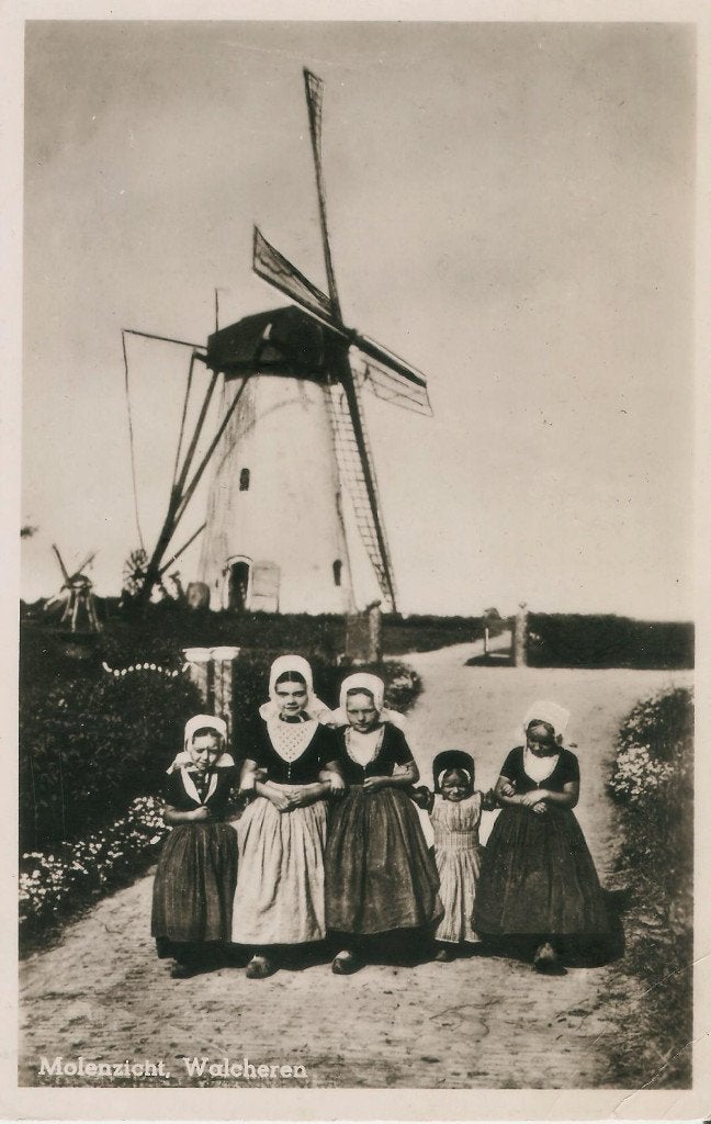 Molenzicht Walcheren klederdracht molen Biggekerke 1948, Ophalen of Verzenden, 1940 tot 1960, Gelopen, Zeeland