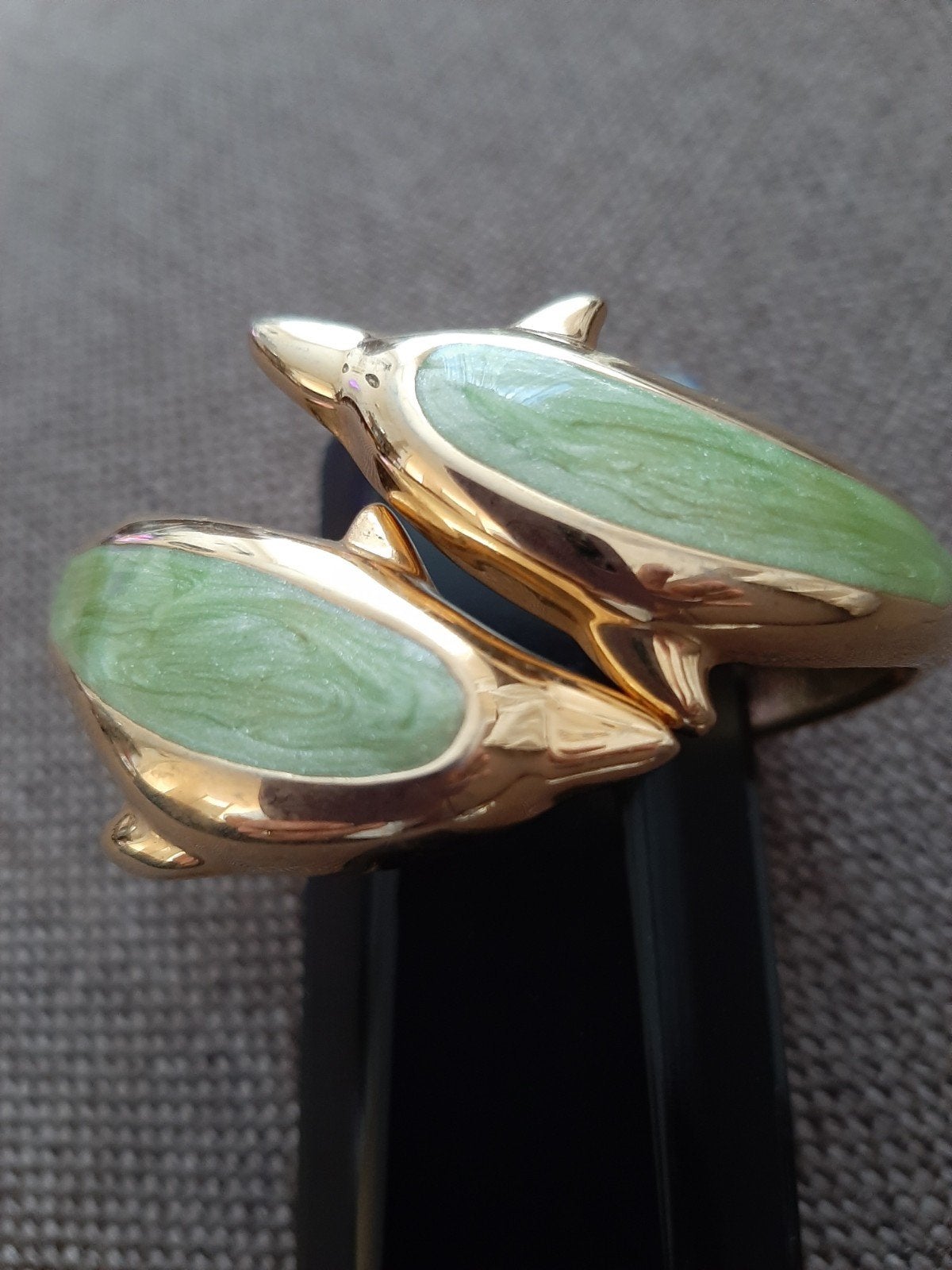 Gouden armband met groene dolfijnen, Ophalen of Verzenden, Gebruikt, Groen, Goud