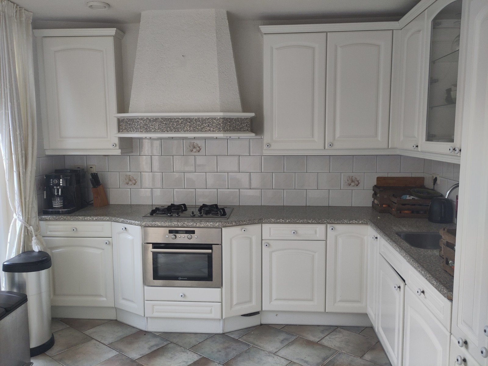 Complete hoekkeuken met inbouwapparatuur en granieten blad, Huis en Inrichting, Ophalen, Gebruikt, Wit, Hoekkeuken