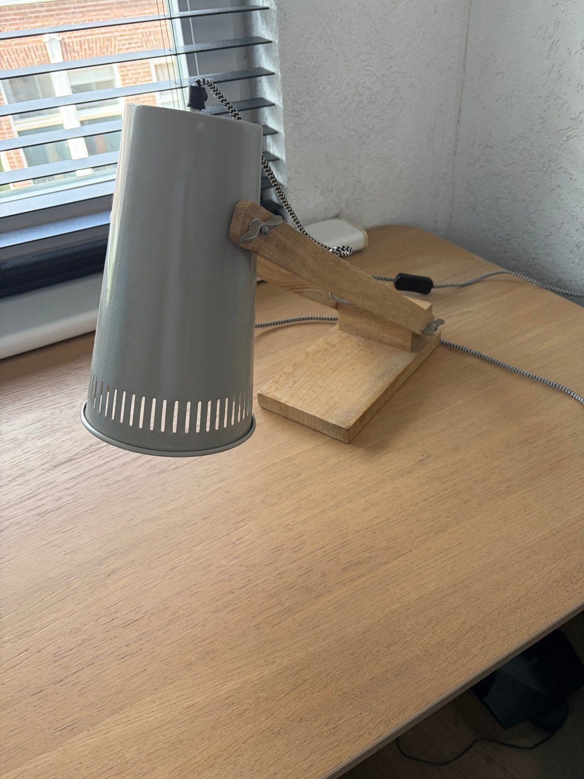 GOEDKOPE grijze tafellamp met houten voet, Ophalen, Bureaulamp, Gebruikt, E27 (groot)