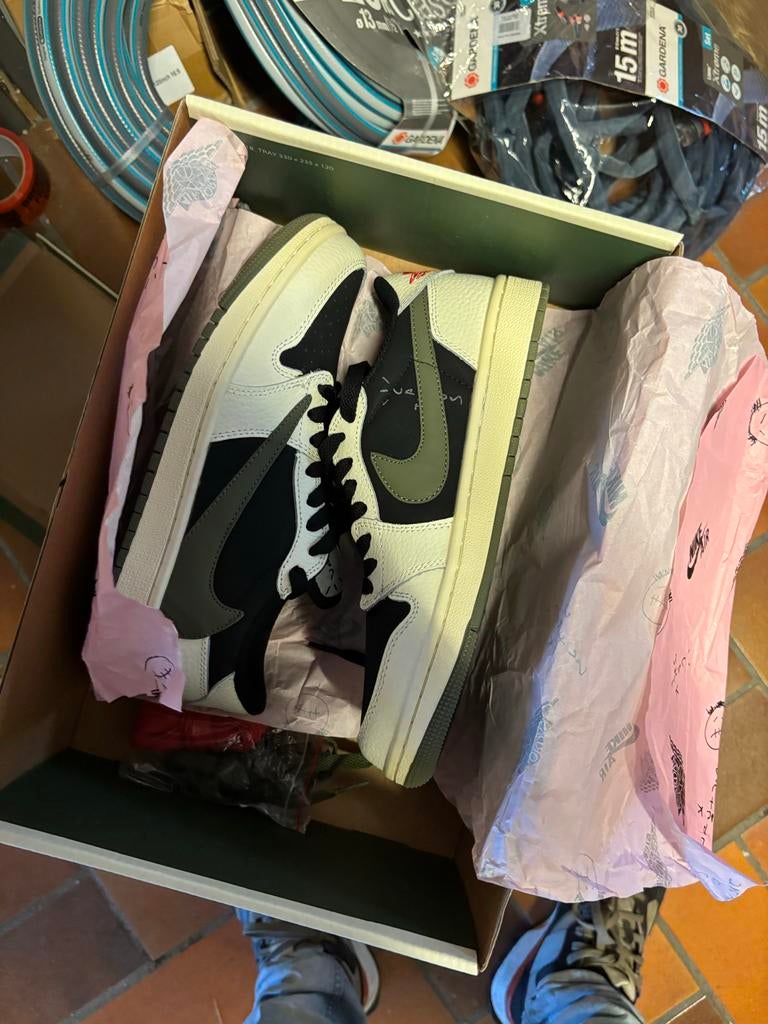 Jordan 1 Low OG SP Travis Scott Olive - Maat 39, Ophalen of Verzenden, Nieuw, Overige kleuren, Sneakers of Gympen