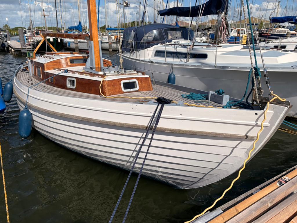 Prachtige klassieke overnaads teakhouten zeilboot, Watersport en Boten, Kajuitzeilboten en Zeiljachten, Ophalen, Gebruikt, Binnenboordmotor