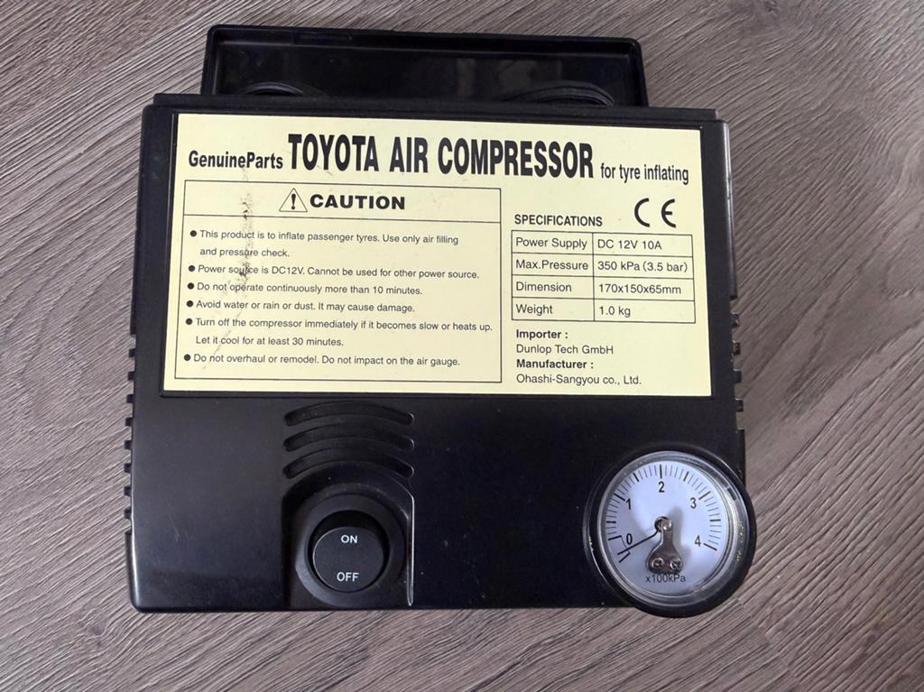 Originele Toyota Luchtcompressor voor banden air compressor, Ophalen of Verzenden, Zo goed als nieuw