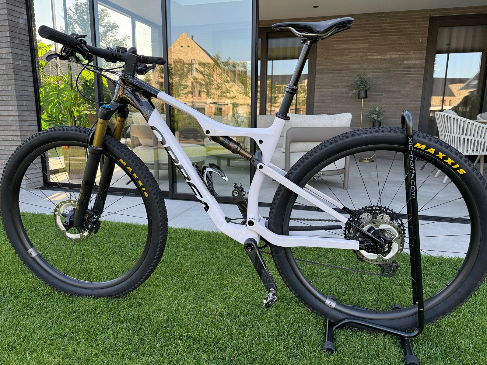 Foto 4 van Orbea Oiz M-Pro Full Carbon Mountainbike - Zo goed als nieuw