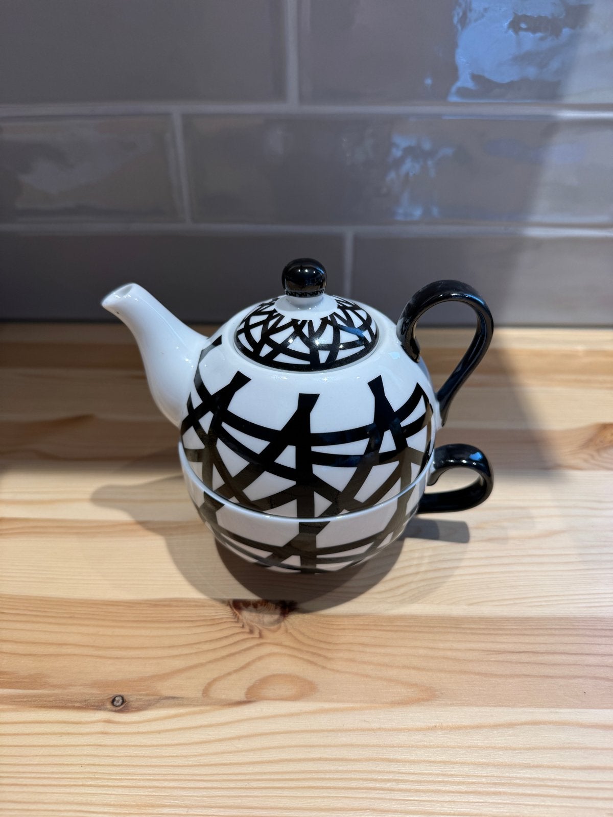 Theepot met kopje - Zwart/Wit design, Huis en Inrichting, Keuken | Servies, Keramiek, Ophalen of Verzenden, Zo goed als nieuw