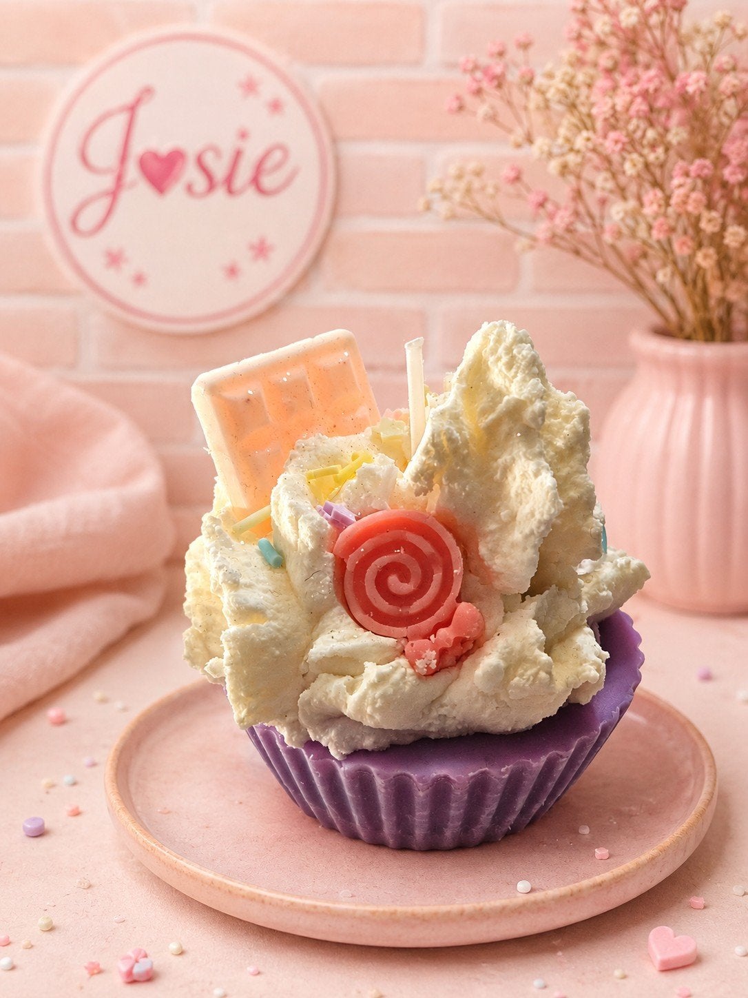 Lila cupcake kaars met slagroom en snoepjes, Overige merken, Paars, Ophalen of Verzenden, Kaars