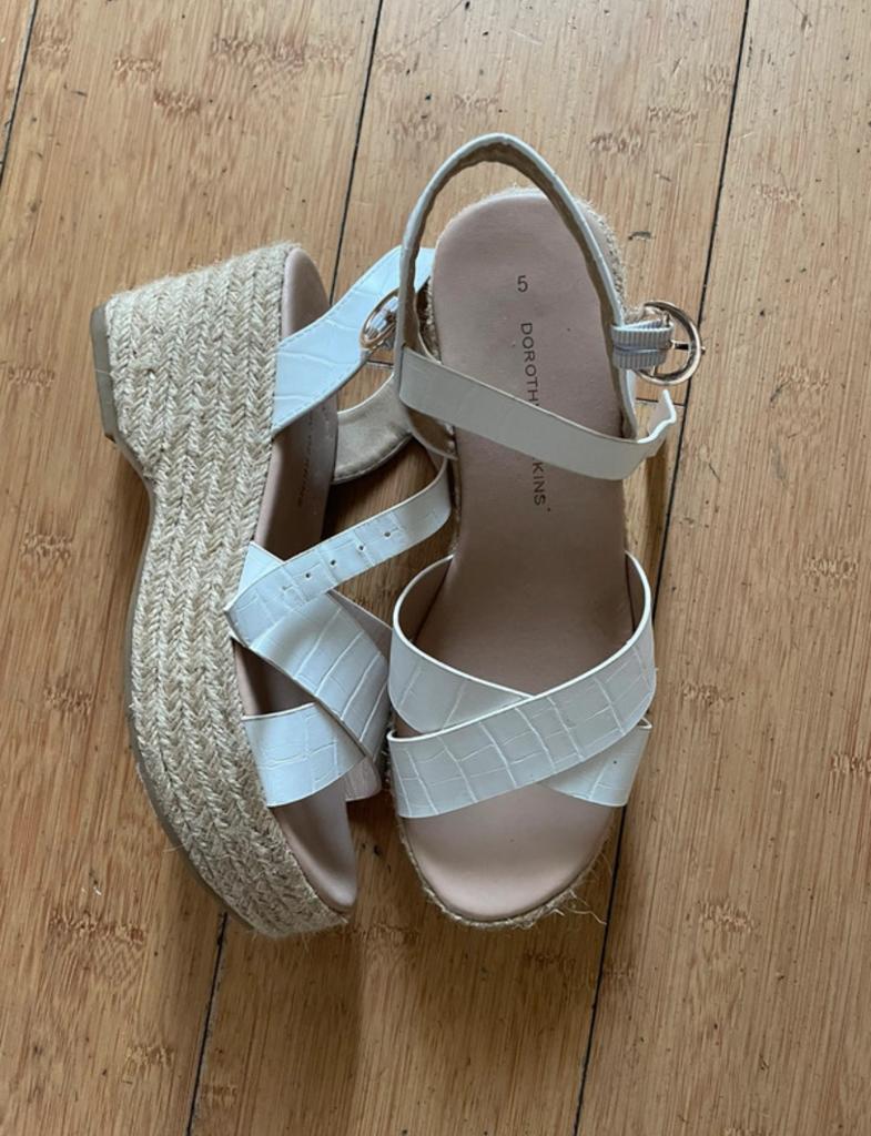 Witte espadrille sandalen met sleehak - Dorothy Perkins, Ophalen of Verzenden, Zo goed als nieuw, Wit, Sandalen of Muiltjes