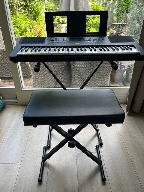 Yamaha PSR-E373 keyboard incl. stoel en hoes - nieuw, Ophalen, Zo goed als nieuw, 61 toetsen, Yamaha