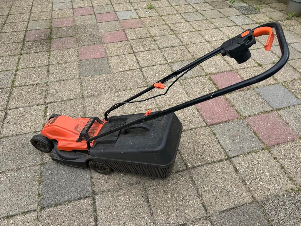 Black & Decker Grasmaaier, Ophalen, Elektrische grasmaaier, Zo goed als nieuw, Opvangbak