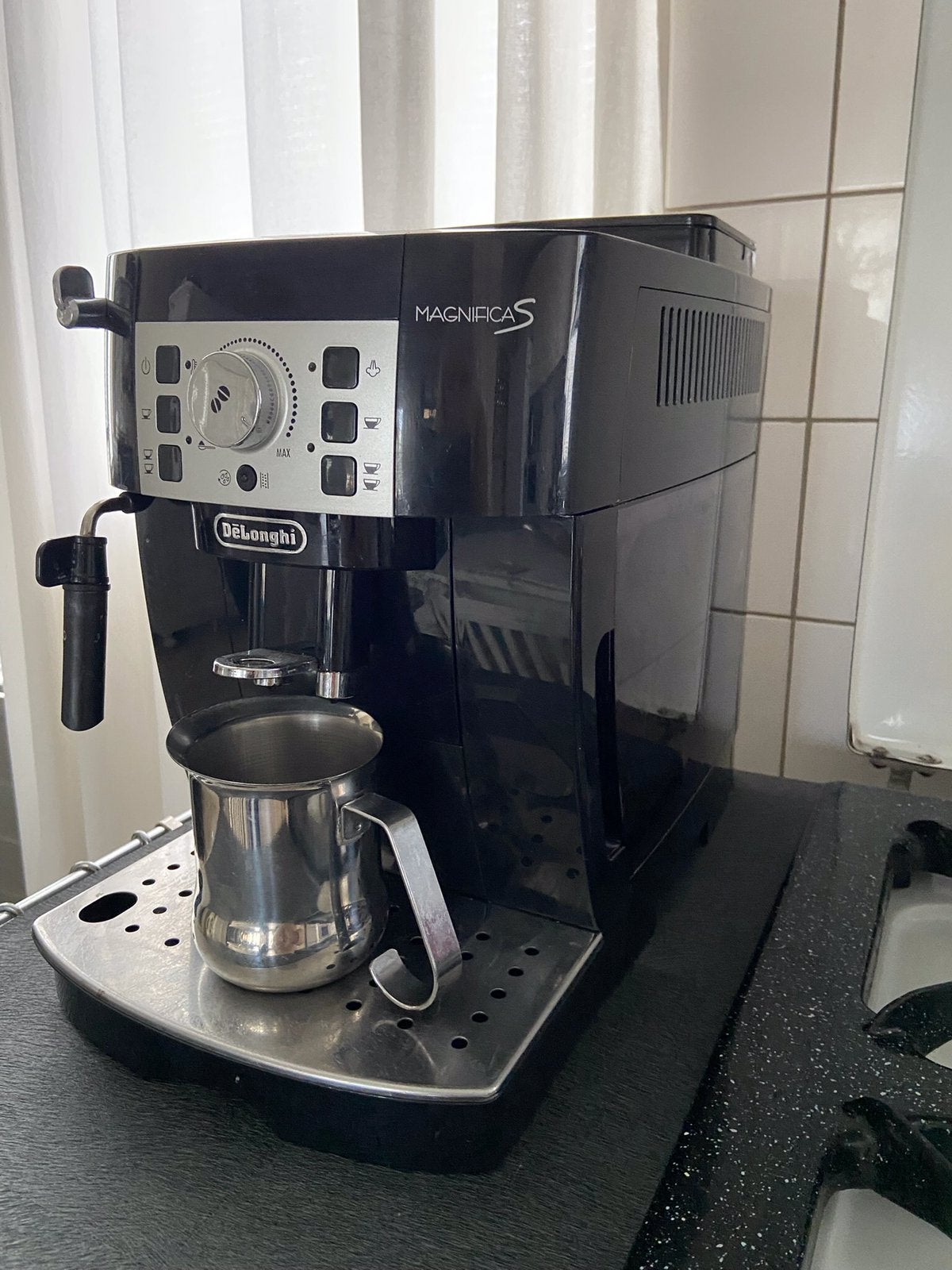 Goed werkend Delonghi MagnificaS koffie apparaat, Gebruikt, 10 kopjes of meer, Ophalen of Verzenden, Combi