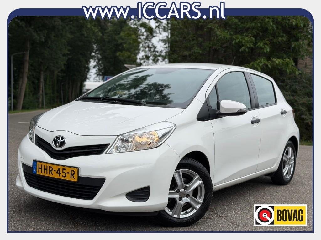 Toyota YARIS 1.0 VVT-I - Nwe koppeling - Airco - APK 04-2027, Auto's, Euro 5, Gebruikt, 750 kg, Wit
