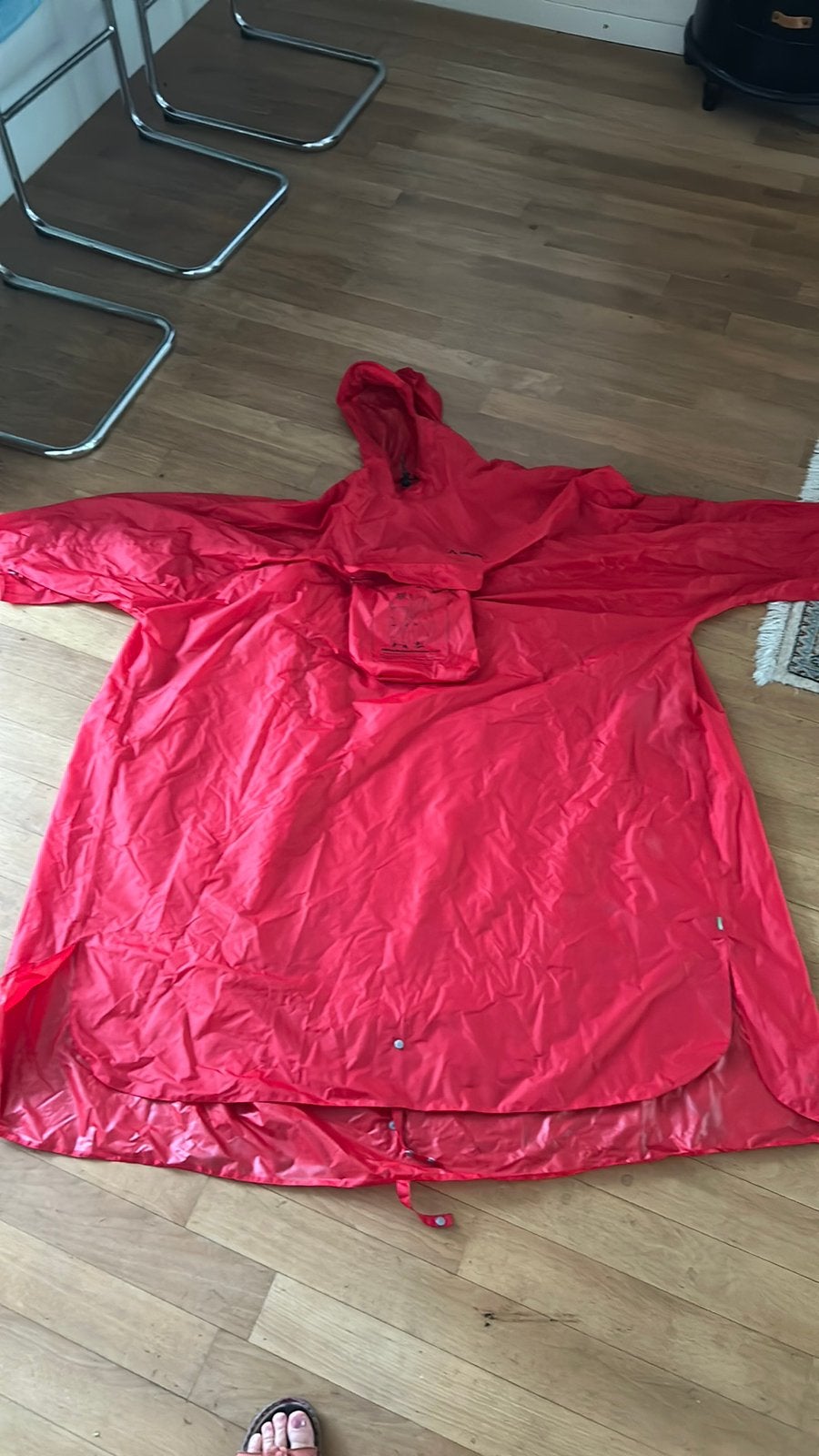 Vaude poncho met plaats voor rugzak L/XL rood, Ophalen of Verzenden, Zo goed als nieuw, Regenjas