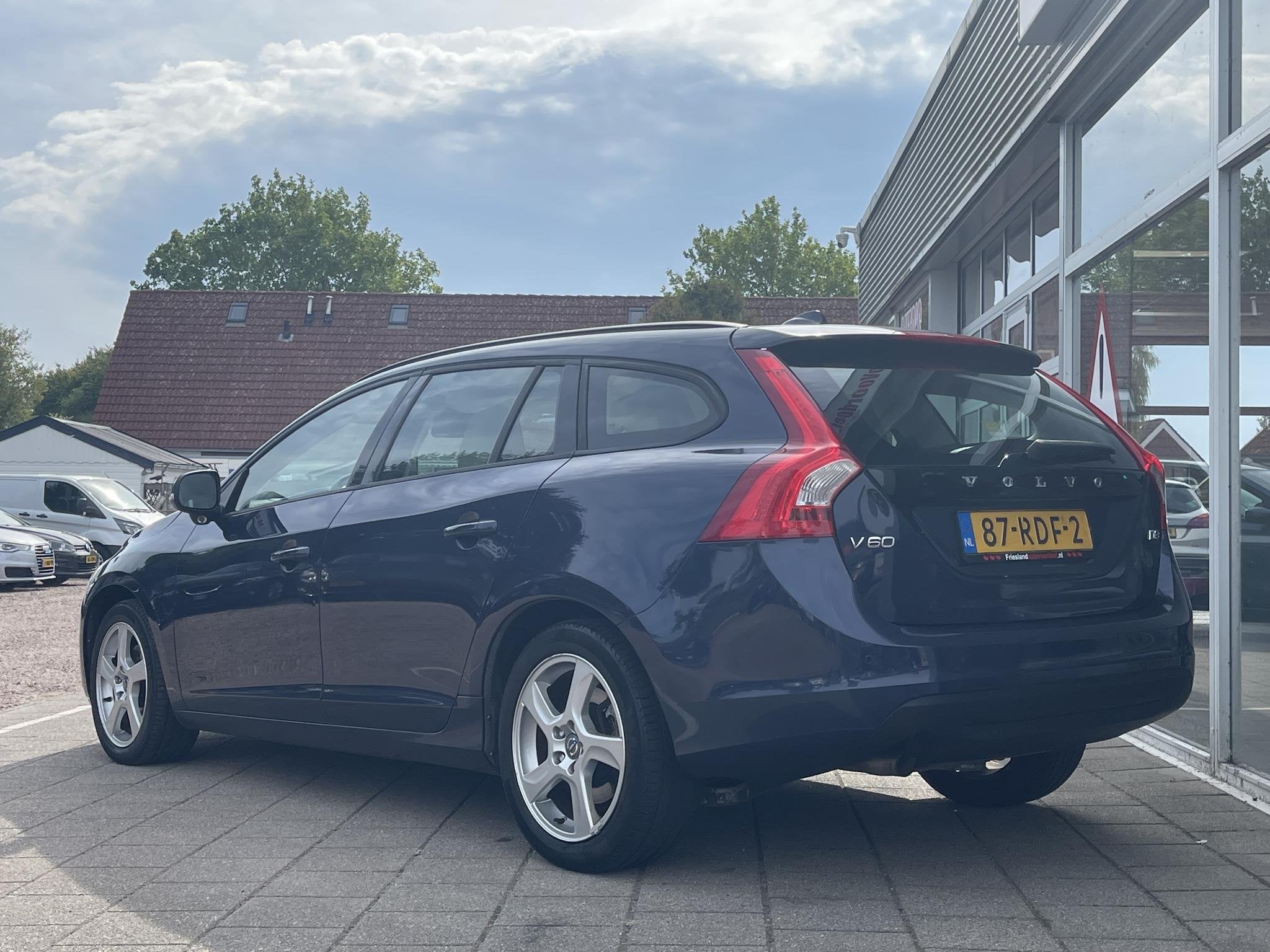 Volvo V60 2.0 D3 Kinetic /Automaat/Cruise/Clima/BLIS/Distr., Auto's, Euro 5, Stof, Gebruikt, 163 pk