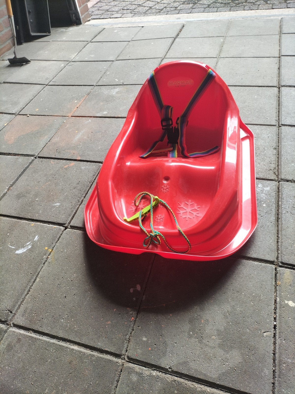 Rode Marmat slee met rugleuning en veiligheidsgordel, Ophalen, Rugleuning, Zo goed als nieuw