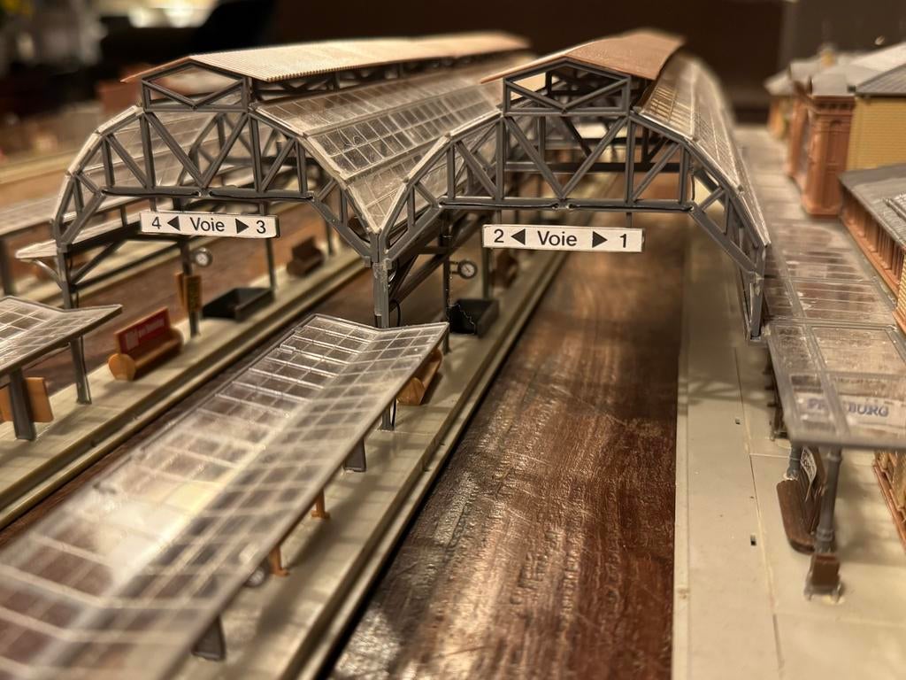 Groot station voor 7 sporen en verlichte perrons, Overige merken, Gebruikt, Gelijkstroom of Wisselstroom, Brug, Tunnel of Gebouw